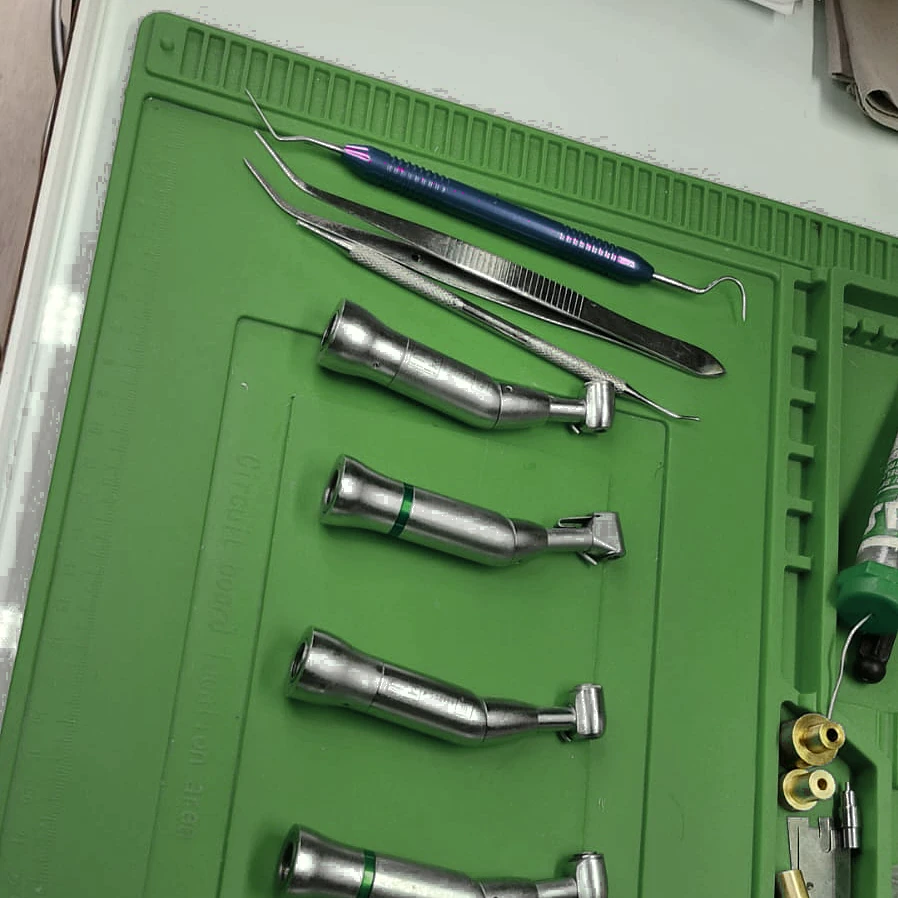Instrumentos odontológicos reais organizados na manta de manutenção